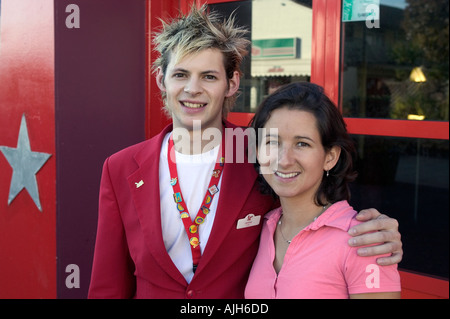 Butlins Redcoat Johnny avec invité au camp de vacances Butlins Skegness Lincolnshire en Angleterre Royaume-Uni Europe du nord Banque D'Images