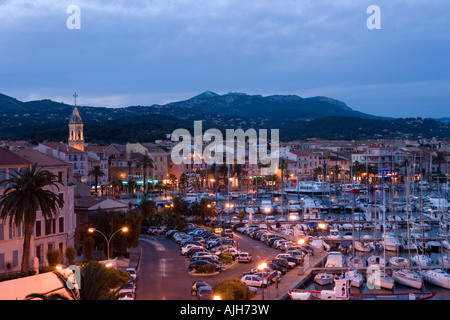 Sanary sur Mer, vue sur le port à l'arrière de la rangée de maisons le long de la promenade Banque D'Images