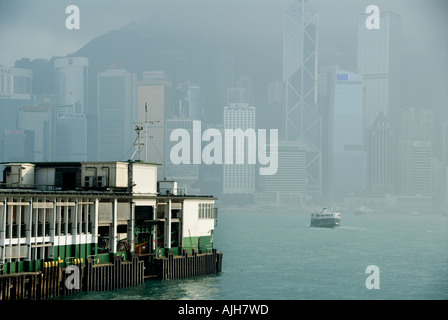 Le Star Ferry arrive à Tsim Sha Tsui, Kowloon Star Ferry Pier après avoir traversé le Port Victoria de Hong Kong Central. Banque D'Images