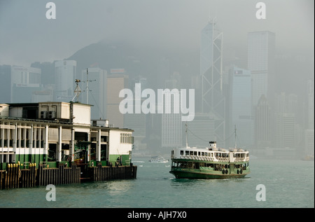Le Star Ferry arrive à Tsim Sha Tsui, Kowloon Star Ferry Pier après avoir traversé le Port Victoria de Hong Kong Central. Banque D'Images