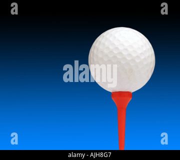 Balle de golf blanc sur rouge tee Banque D'Images