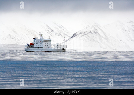 Navire de recherche en Arctique dans le Raudfjord Îles Svalbard (Spitzberg) dans l'Extrême-Arctique Banque D'Images