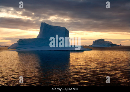 Les icebergs au coucher du soleil dans la région de Scoresbysund dans l'est du Groenland Banque D'Images