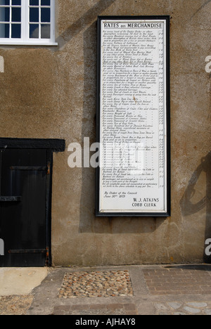 Tarifs à l'importation à partir de la carte montrant les temps passés sur le mur du port, Lyme Regis Dorset, UK. Banque D'Images