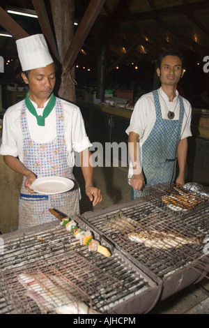 Chef prépare un barbecue de fruits de mer de l'île de Koh Phi Phi en Thaïlande Banque D'Images
