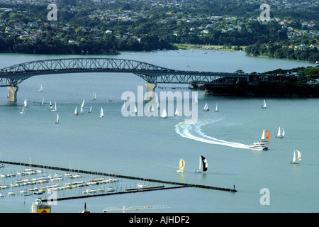 Vue depuis le pont du port d'Auckland Skytower Ile du Nord Nouvelle Zélande Banque D'Images