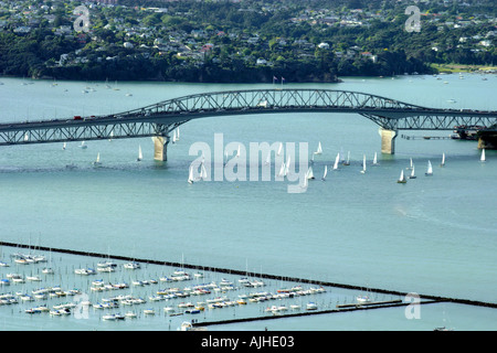 Vue depuis le pont du port d'Auckland Skytower Ile du Nord Nouvelle Zélande Banque D'Images