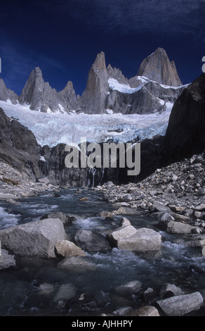 Mt Fitzroy et Rio Blanco, le Parc National Los Glaciares, Patagonie, Argentine Banque D'Images