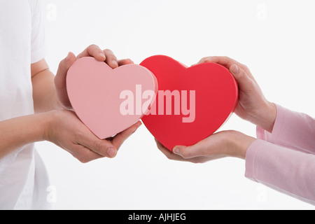 Man and Woman holding des boîtes en forme de coeur Banque D'Images