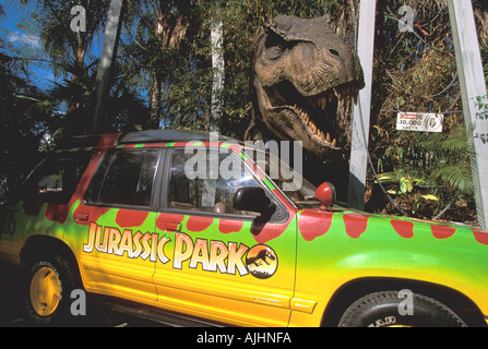 FL Floride Orlando Universal Studios Jurassic Park dinosaure t-rex debout au-dessus de voiture accidentée scène de film de film film Banque D'Images