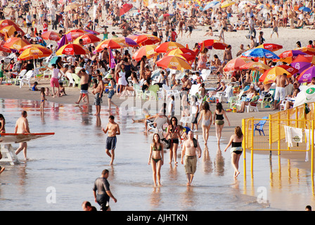 Israël Tel Aviv, une foule de personnes se détendre et se rafraîchir sur la plage de Tel Aviv Banque D'Images