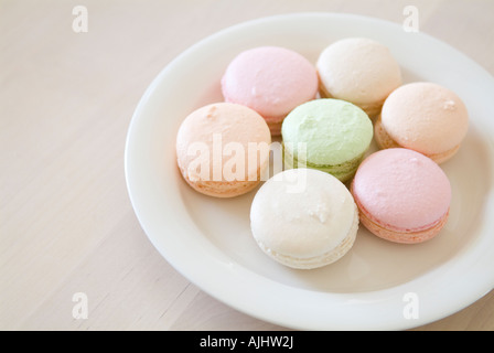 Les macarons sur la plaque Banque D'Images