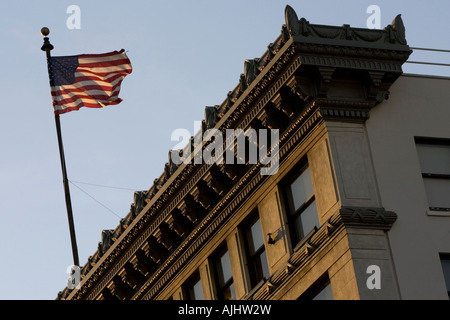American stars and stripes flag flying high sur un immeuble de bureaux dans la région de Pasadena, Californie, USA. Banque D'Images