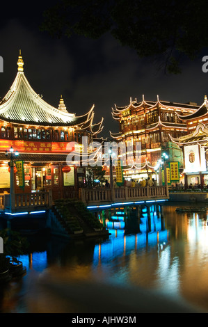 Jardin de Yu Yuan bâtiments Bazar fondée par la dynastie Ming famille Pan éclairées dans la vieille ville chinoise District Shanghai Chine Banque D'Images