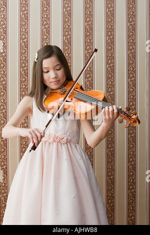 Fille jouant du violon Banque D'Images