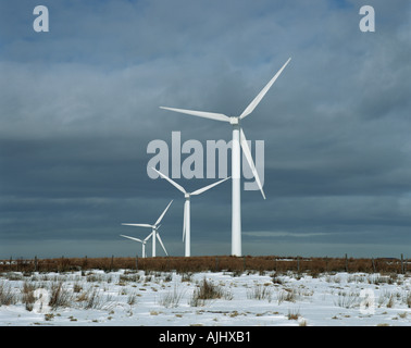 Wind turbines in snowy field Banque D'Images