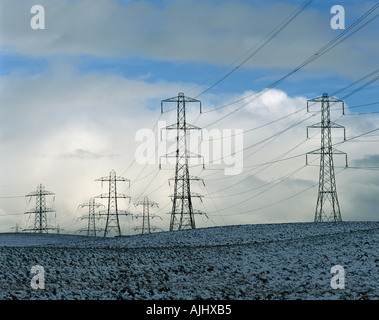 Pylônes électriques dans un champ neigeux Banque D'Images