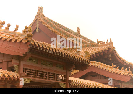 Toit à tuiles vernissées ridge ornements sur le Temple bouddhiste Zen Vienna Zhao county Heber province Chine Banque D'Images