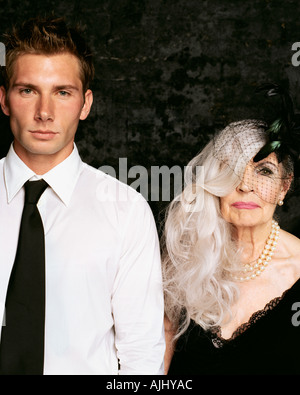 Jeune homme et senior woman looking at camera Banque D'Images