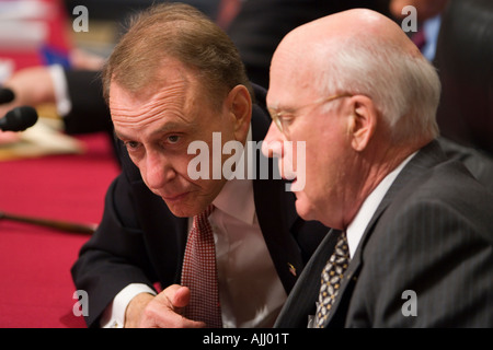 WASHINGTON DC USA États-unis Sénateurs Arlen Specter R-PA, à gauche, et Patrick Leahy D-VT, le Comité judiciaire du Sénat Banque D'Images