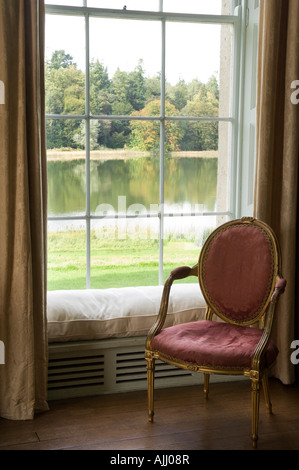 Louis XVI chaise devant une fenêtre avec le siège dans le 17e siècle château irlandais Banque D'Images