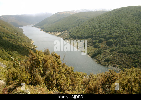 Réservoir de Cobb et la vallée de la région magnifique au-dessus de l'île du Sud Nouvelle-Zélande Banque D'Images