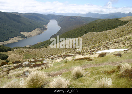 Réservoir de Cobb et la vallée de la région magnifique au-dessus de l'île du Sud Nouvelle-Zélande Banque D'Images