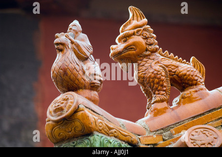 Toit à tuiles vernissées ridge ornements sur le Temple bouddhiste Zen Vienna Zhao county Heber province Chine Banque D'Images