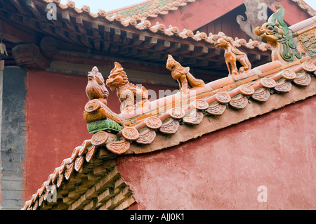 Toit à tuiles vernissées ridge ornements sur le Temple bouddhiste Zen Vienna Zhao county Heber province Chine Banque D'Images