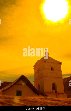 Soleil et la vieille église de la ville de Susques près de la montagne andine, Province de Jujuy, Argentine Banque D'Images