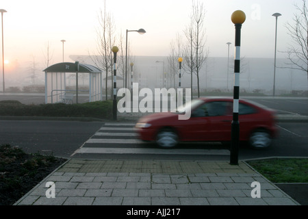 La vitesse d'un véhicule sur un passage piéton dans un parking de supermarché Banque D'Images