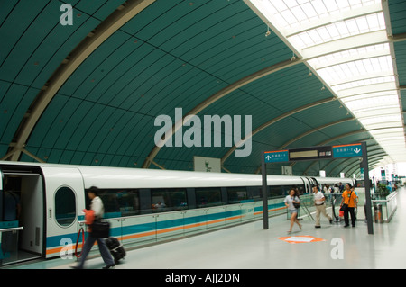 Maglev Train entre la ville de Shanghai et l'Aéroport International de Pudong d'atteindre une vitesse maximale de 430 kpm Shanghai Chine Banque D'Images
