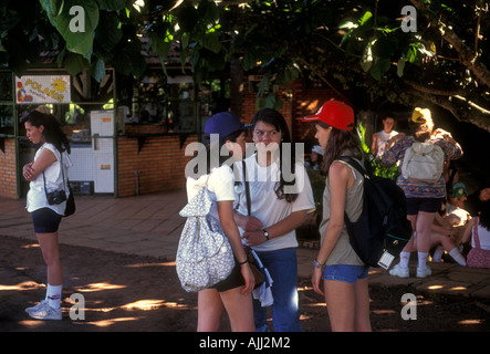 Argentinas, filles de l'Argentine, les adolescentes, les étudiants, les excursion, Parc National de l'Iguazu, province de Misiones, en Argentine, en Amérique du Sud Banque D'Images