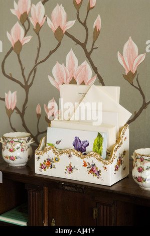 Lettre floral avec des porte-pots de Chine et du papier peint floral designer derrière Banque D'Images