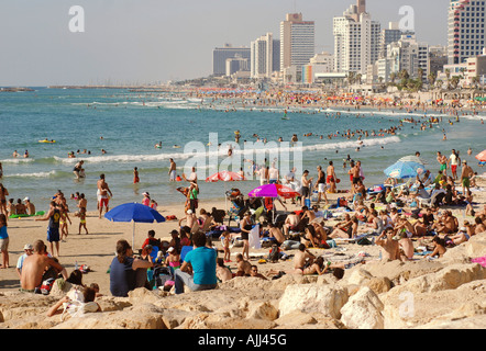 Israël Tel Aviv, une foule de personnes se détendre et se rafraîchir sur la plage de Tel Aviv Banque D'Images
