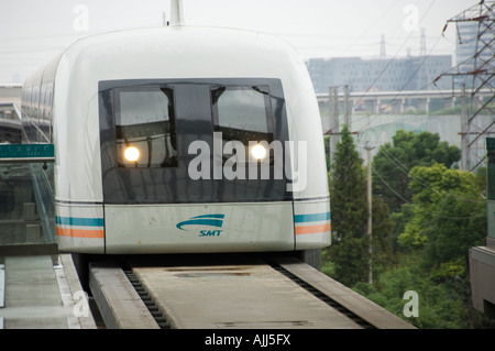 Maglev Train entre la ville de Shanghai et l'Aéroport International de Pudong d'atteindre une vitesse maximale de 430 kpm Shanghai Chine Banque D'Images