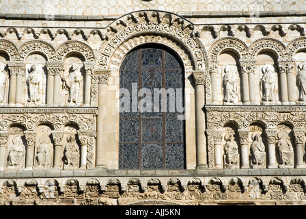 Les sculptures romanes de la façade occidentale de l'église Notre Dame La Grande centre ville Poitiers Poitou Charente France Banque D'Images