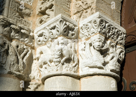 Les sculptures romanes de la façade occidentale de l'église Notre Dame La Grande centre ville Poitiers Poitou Charente France Banque D'Images