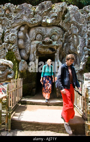 Les touristes sortant de Goa Gajah Elephant Cave Bali Indonésie Banque D'Images