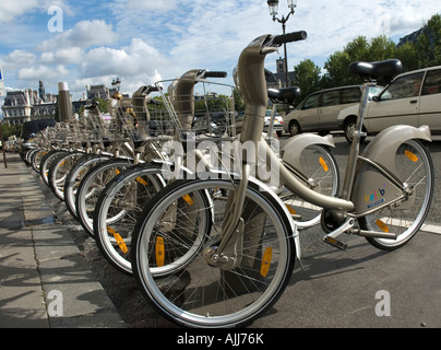 Vélos Velib liberté soutenu par le maire de la Mairie de Paris France Banque D'Images