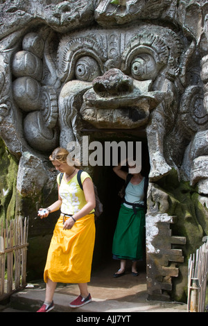 Les touristes sortant de Goa Gajah Elephant Cave Bali Indonésie Banque D'Images