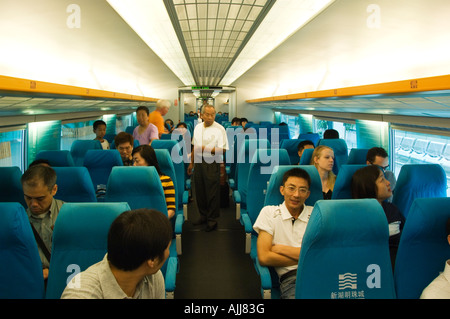 Maglev Train entre la ville de Shanghai et l'Aéroport International de Pudong d'atteindre une vitesse maximale de 430 kpm Shanghai Chine Banque D'Images