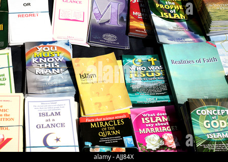 Des dépliants sur l'Islam en décrochage sur Brick Lane street market East London Banque D'Images