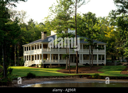 Style du Sud nouvelle construction à clin avec véranda sur les rives du lac Oconee, près d'Atlanta en Géorgie, USA Banque D'Images
