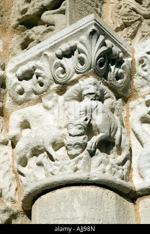 Les sculptures romanes de la façade occidentale de l'église Notre Dame La Grande centre ville Poitiers Poitou Charente France Banque D'Images