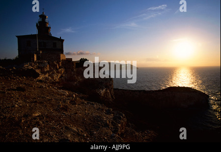 Leuchtturm Susac auf, Kroatien, am abend | phare Sušac, sur la Croatie, dans le rétro-éclairage Banque D'Images