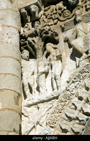 Les sculptures romanes de la façade occidentale de l'église Notre Dame La Grande centre ville Poitiers Poitou Charente France Banque D'Images