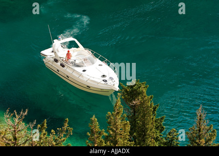Yacht à moteur Fjord Zavratnica im von bei Jablanac | Motor Yacht dans la baie de Zavratnica près de Jablanac Banque D'Images