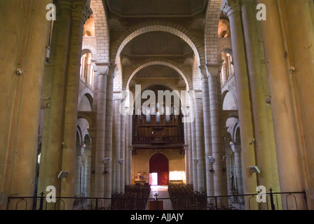 Eglise Saint Hilaire de l'intérieur du centre ville de Poitiers église Poitou Charente France Banque D'Images