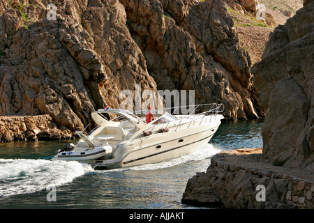 Yacht à moteur Fjord Zavratnica im von bei Jablanac | Motor Yacht dans la baie de Zavratnica près de Jablanac Banque D'Images